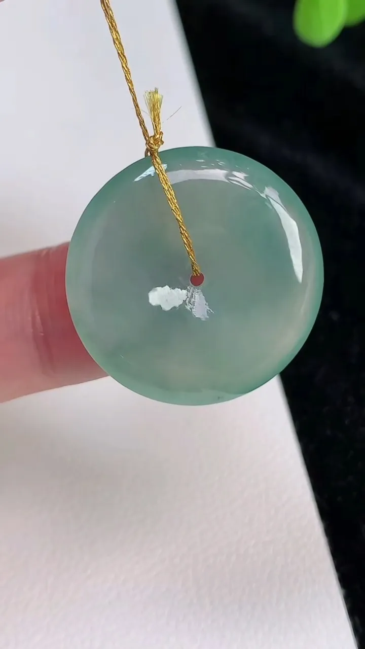 天然A货翡翠平安扣吊坠，尺寸25-4.6，重量:5.94g
6月28日