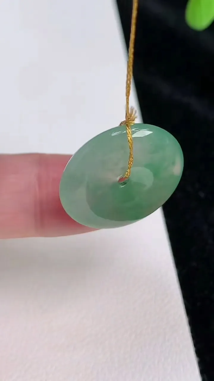 天然A货翡翠平安扣吊坠，尺寸21.7-4.3，重量:4.45g
6月28日