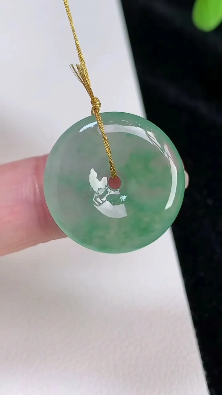 天然A货翡翠平安扣吊坠，尺寸21.7-4.3，重量:4.45g
6月28日