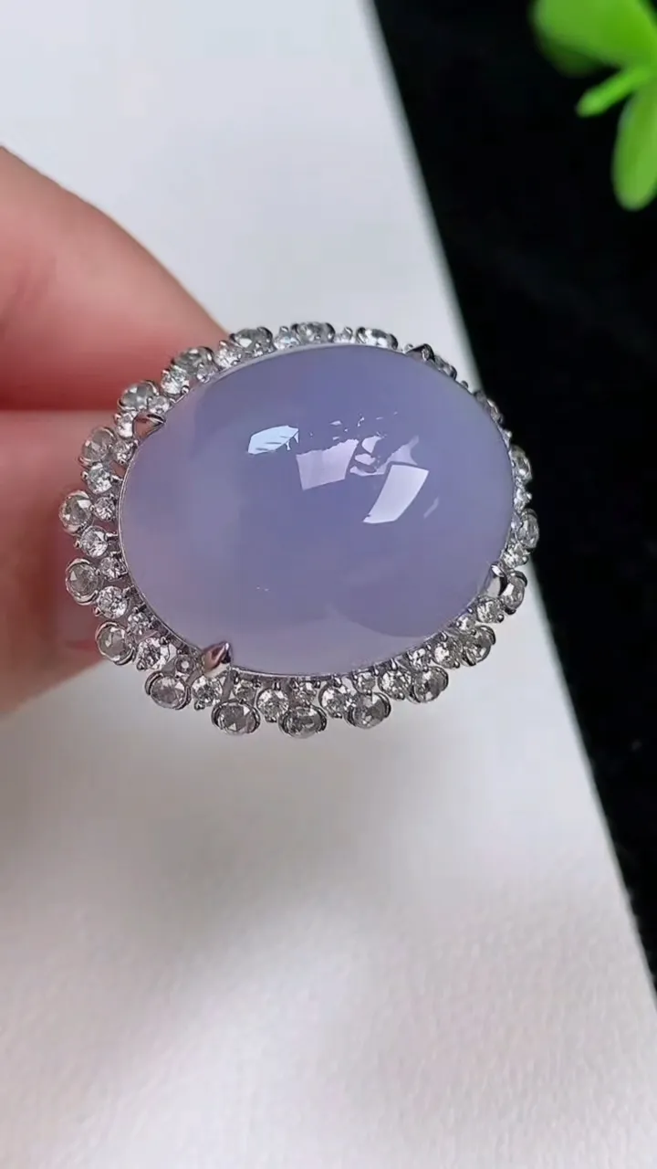 天然A货翡翠18k金紫罗兰蛋面戒指，尺寸18.6-22-18.3，重量:14.18g2025年6月29日
工厂直销收藏佳品,种好水足，色泽均匀，有种有色，上手高大气！