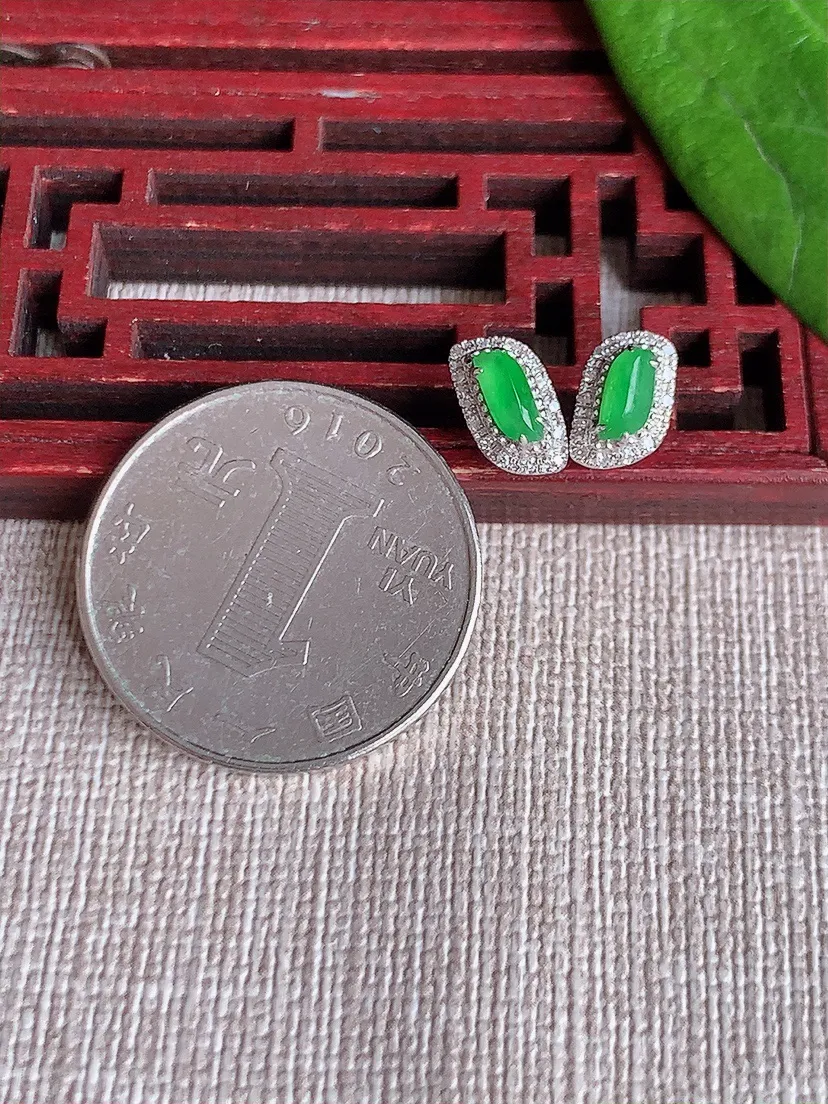 天然A货翡翠18K金伴钻镶嵌满绿随形耳钉尺寸6.2×2.4mm 重量1.22g 0629