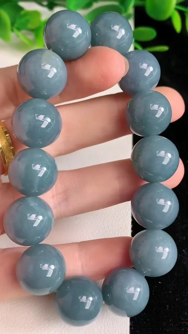 天然A货翡翠货蓝水圆珠手串，尺寸14.5，重:74.98g6月30日
工厂直销收藏佳品,种好水足，色泽均匀，有种有色，上手高大气！