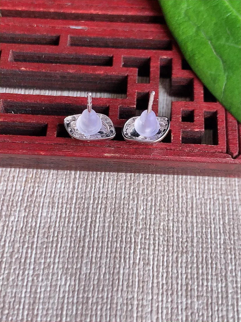 天然A货翡翠18K金伴钻镶嵌满绿随形耳钉尺寸6.2×2.4mm 重量1.22g 0629