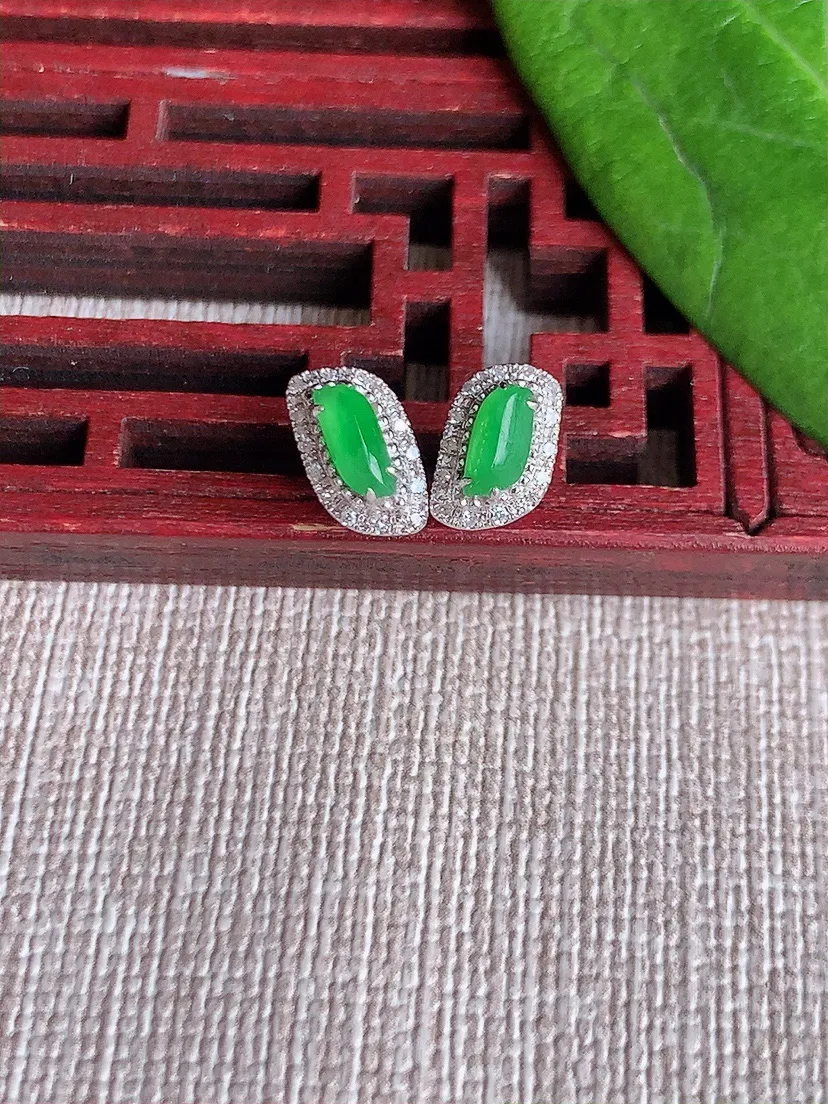 天然A货翡翠18K金伴钻镶嵌满绿随形耳钉尺寸6.2×2.4mm 重量1.22g 0629
