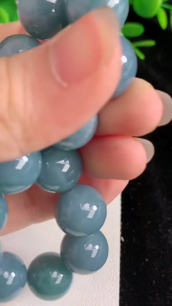 天然A货翡翠货蓝水圆珠手串，尺寸14.5，重:74.98g6月30日
工厂直销收藏佳品,种好水足，色泽均匀，有种有色，上手高大气！