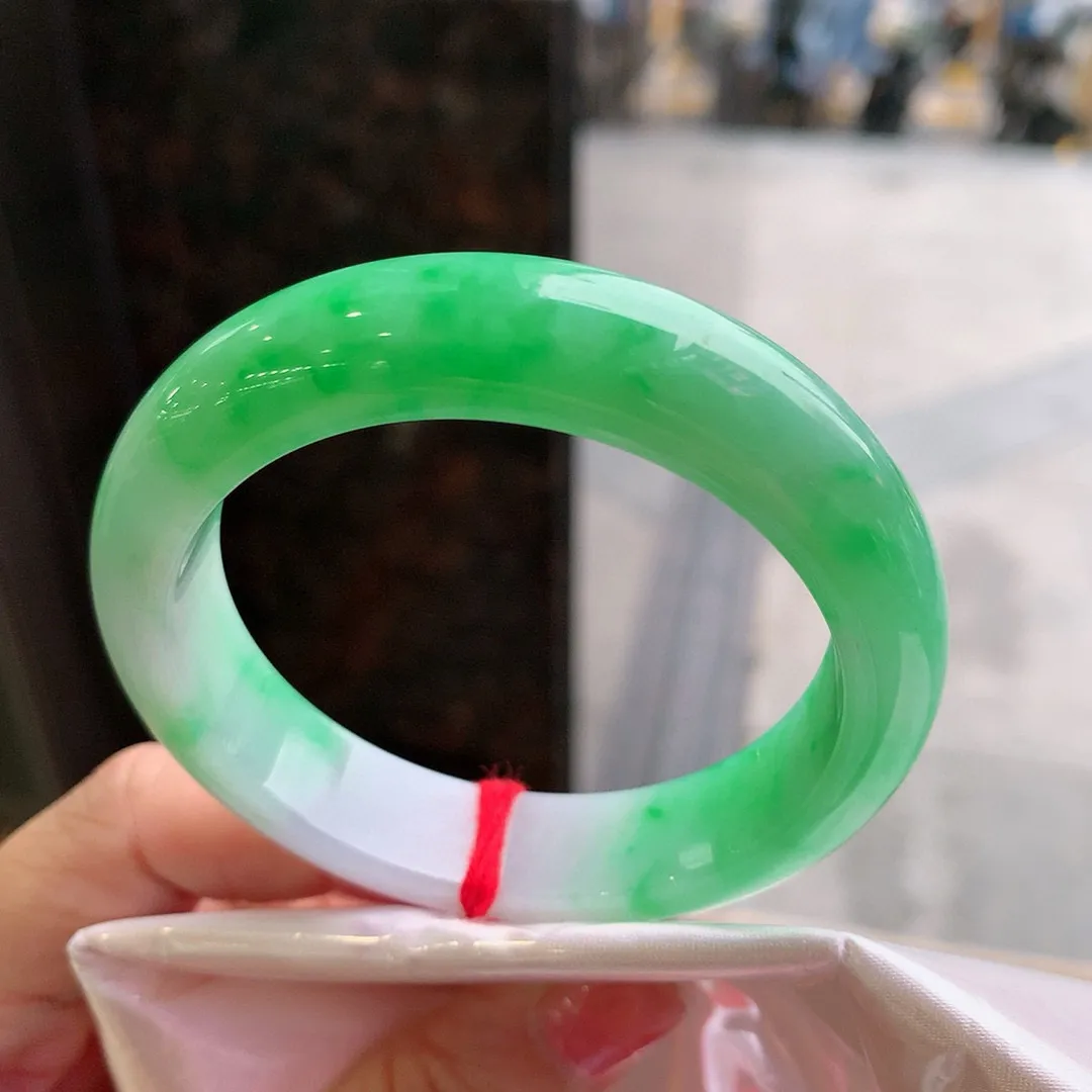 正圈一大圈阳绿 无瑕 尺寸:52.6/12.5/8.3 色阳