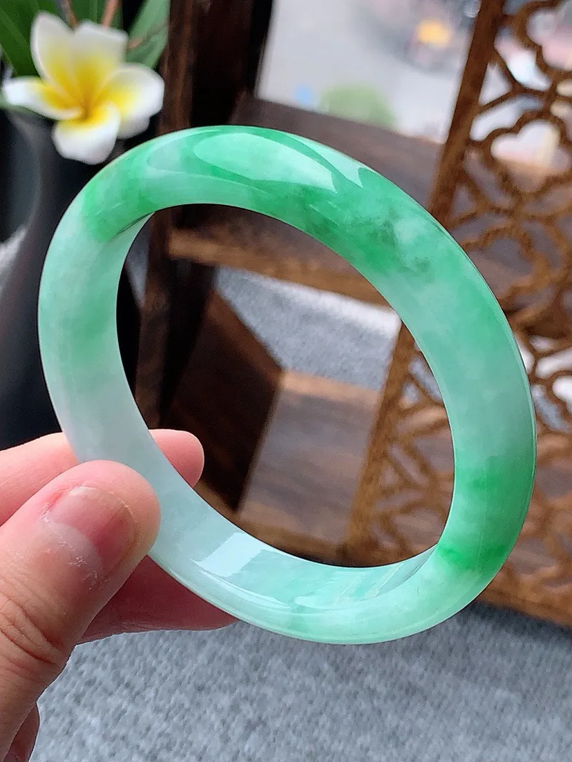 a货翡翠老坑飘绿正装正圈手镯57-58圈口  尺寸57.3×12×7.7mm 重量51.65g 05