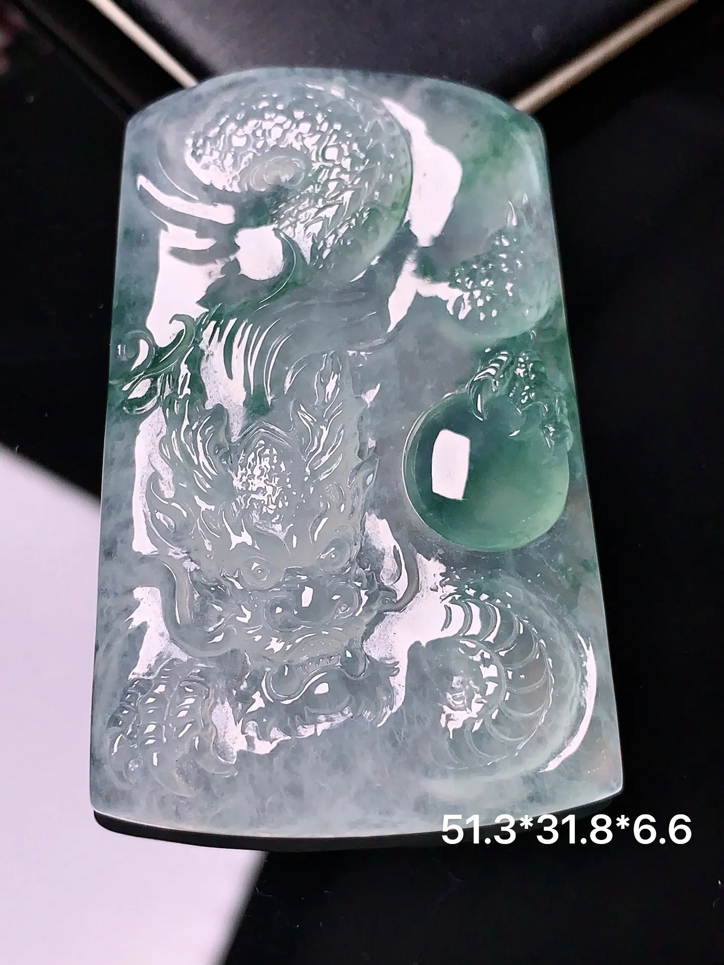 冰种飘绿龙牌吊坠 玉质细腻 色泽艳丽  整体尺寸51.3*31.8*6.6