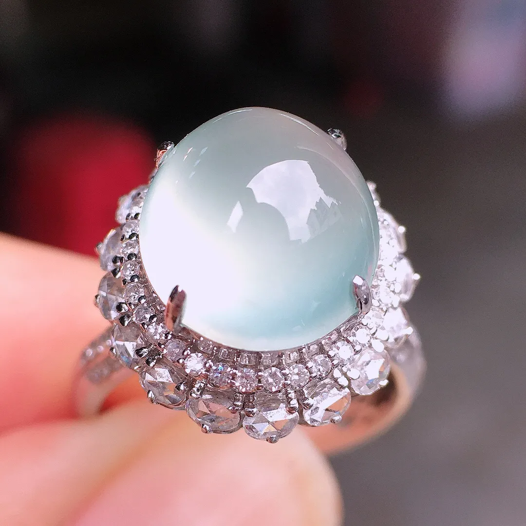 冰种蛋面戒指，玉质细腻，荧光感超
强，饱满水润，气质满满。18k
金豪华镶嵌