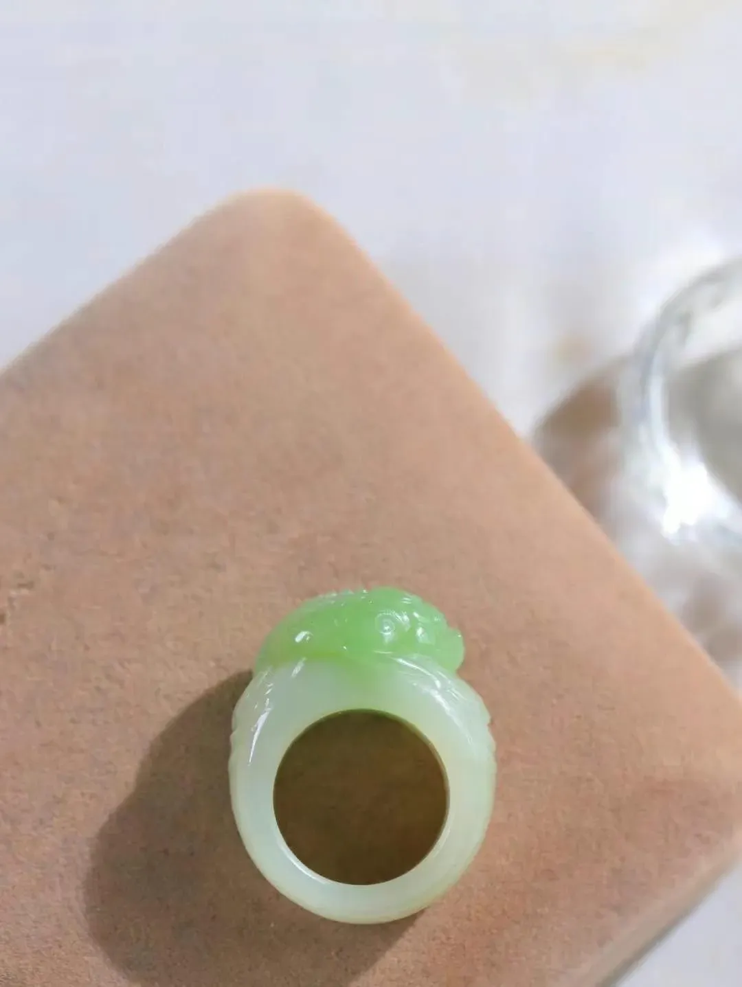 （金蟾聚财.扳指）

精品和田玉翠青金蟾扳指  肉质油润细腻，油脂感强～精工巧雕金蟾 伏身静卧，双