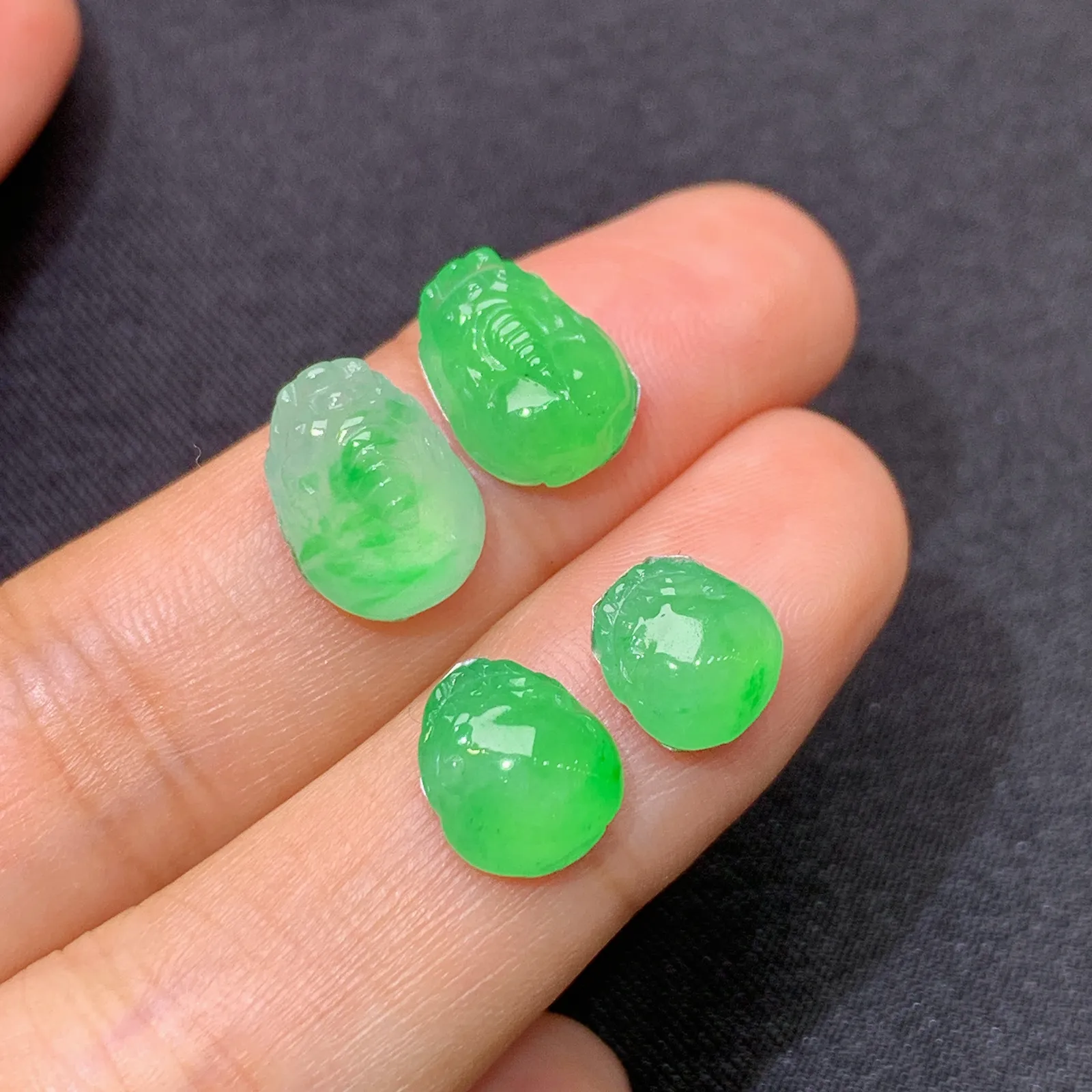 冰阳绿貔貅一手，镶嵌佳品，冰润色阳，玉质细腻，种水足 尺寸11.1*8.1*6