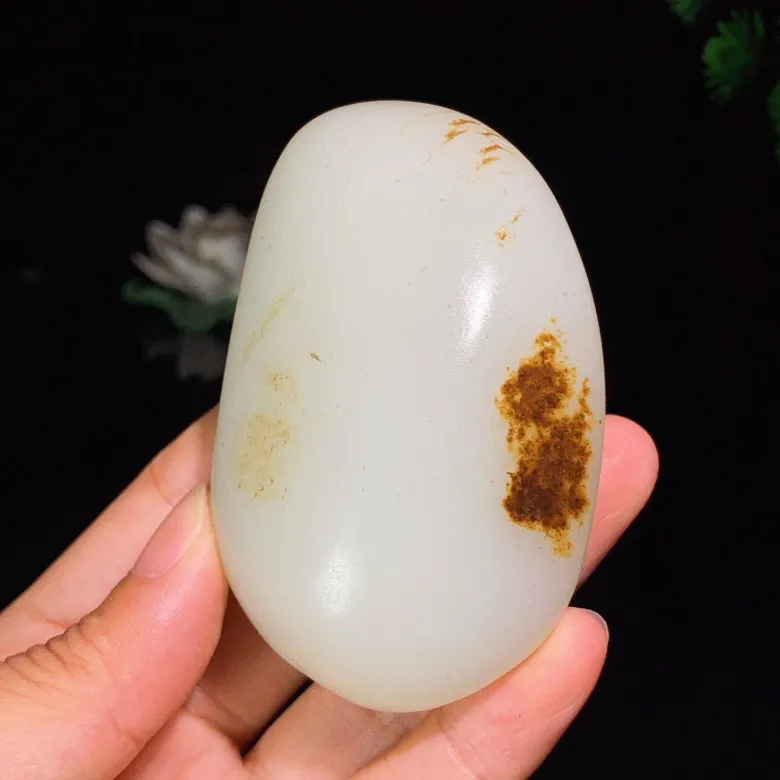 新疆山料羊脂白原石把件。尺寸77/50/26重164克。白度一级。玉质细腻油润。手推出油。品相大气。lt250529