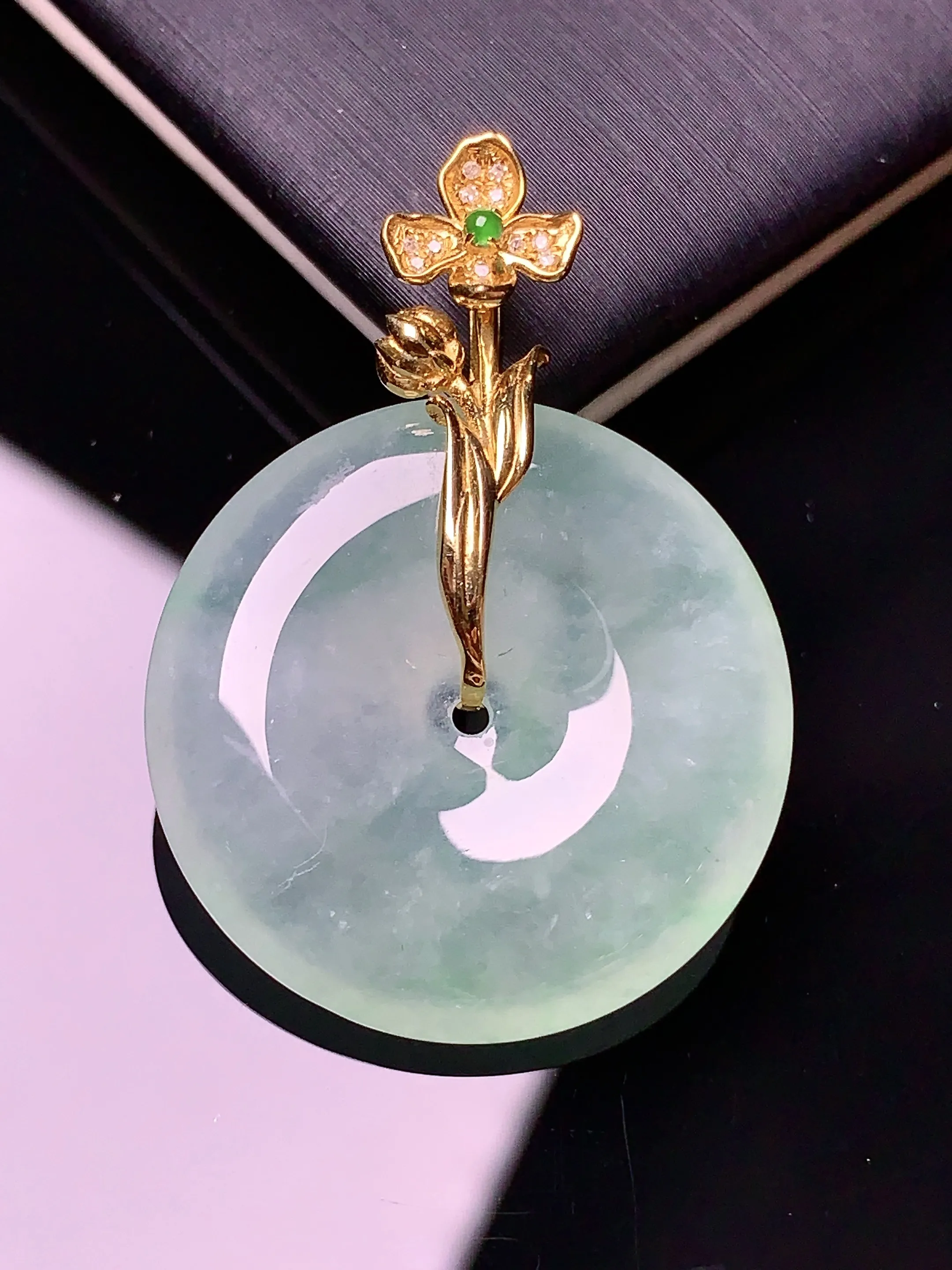 18k金钻镶嵌冰种平安扣吊坠 玉质细腻 色泽艳丽  整体尺寸34*24.5*5.7