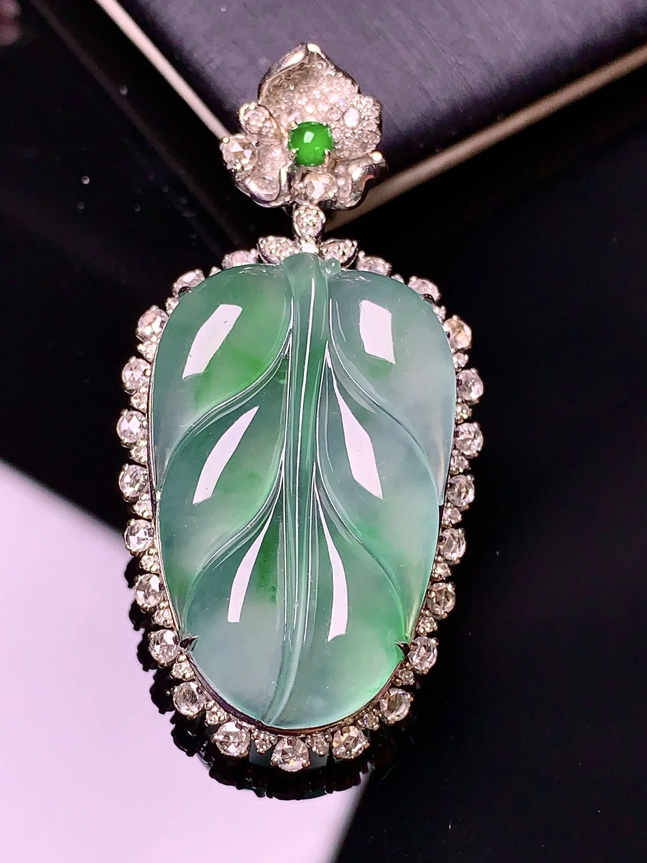 18k金钻镶嵌冰种树叶吊坠 玉质细腻 色泽艳丽  整体尺寸43.4*21.6*9.2