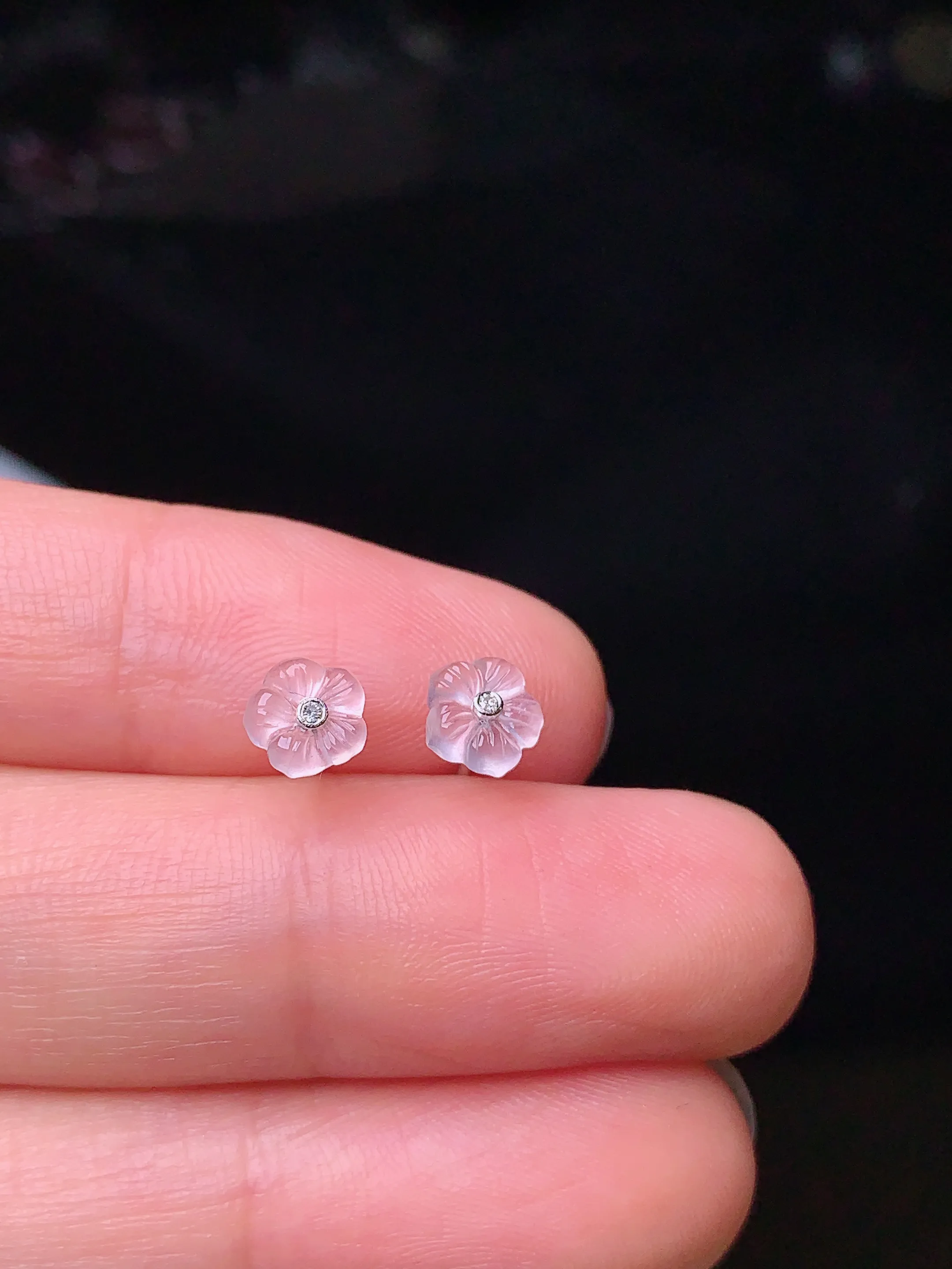 18k金镶嵌冰种梅花耳钉 玉质细腻 色泽艳丽  整体尺寸5.5*2