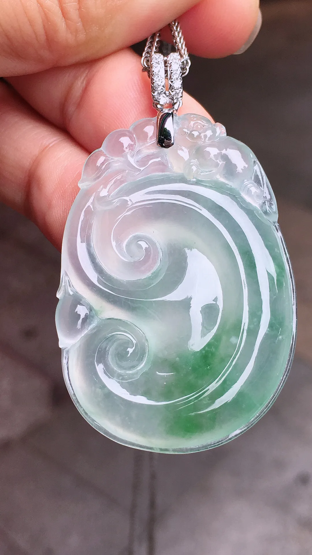 冰飘绿如意吊坠，色泽艳丽，玉质细腻，荧光感超
强，饱满水润，气质满满。18k
金豪华镶嵌
