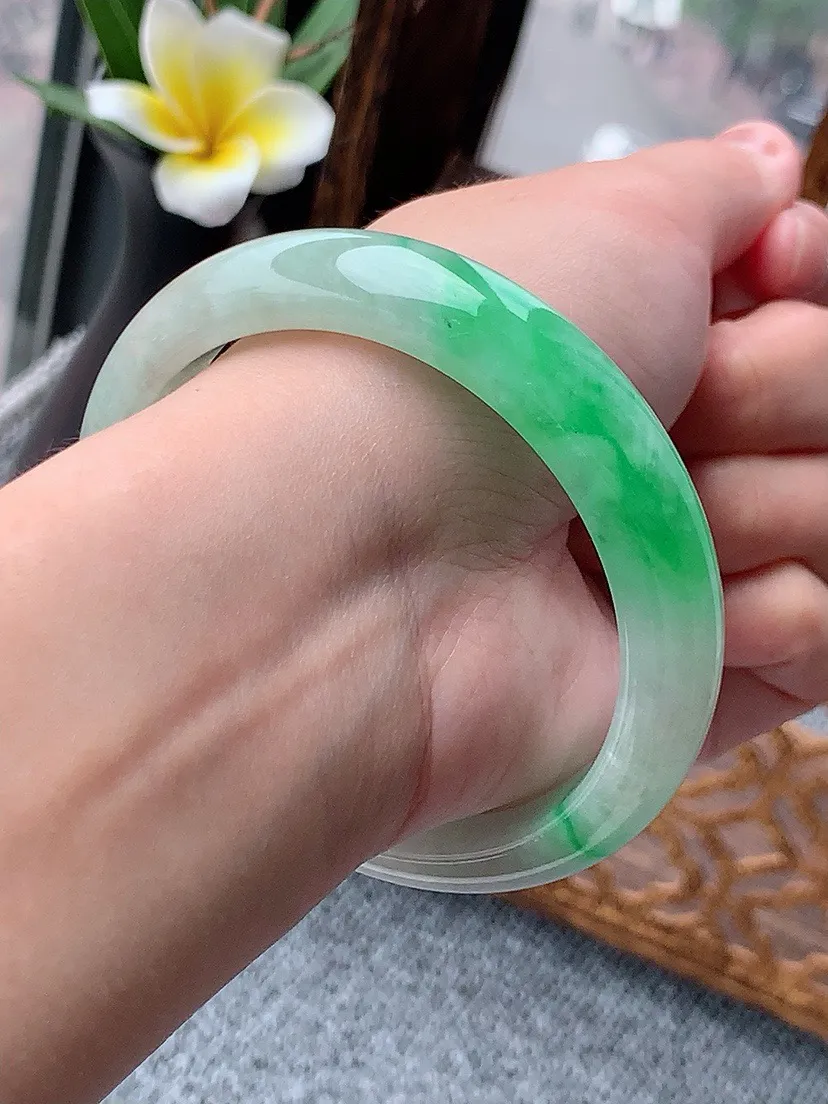 a货翡翠老坑飘阳绿正装正圈手镯58-59圈口 尺寸58.5×12.5×8mm 重量59.76g 0531