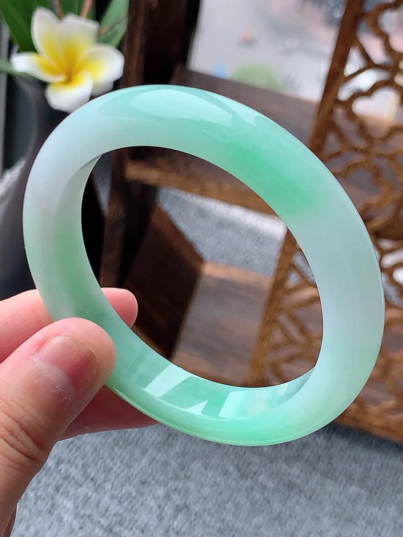 a货翡翠老坑飘绿正装正圈手镯55-56圈口 尺寸55.8×11.4×8.5mm 重量57.54g 0