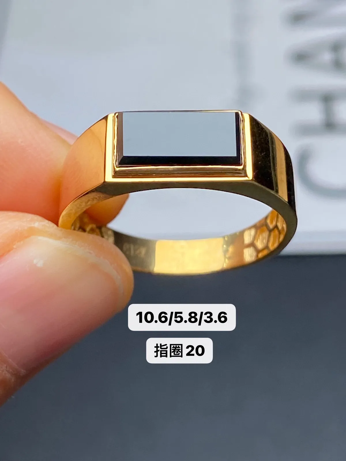 【墨翠戒指】
18k 黄金镶嵌  黑度好 灯打通透  品相饱满大气 尺寸20