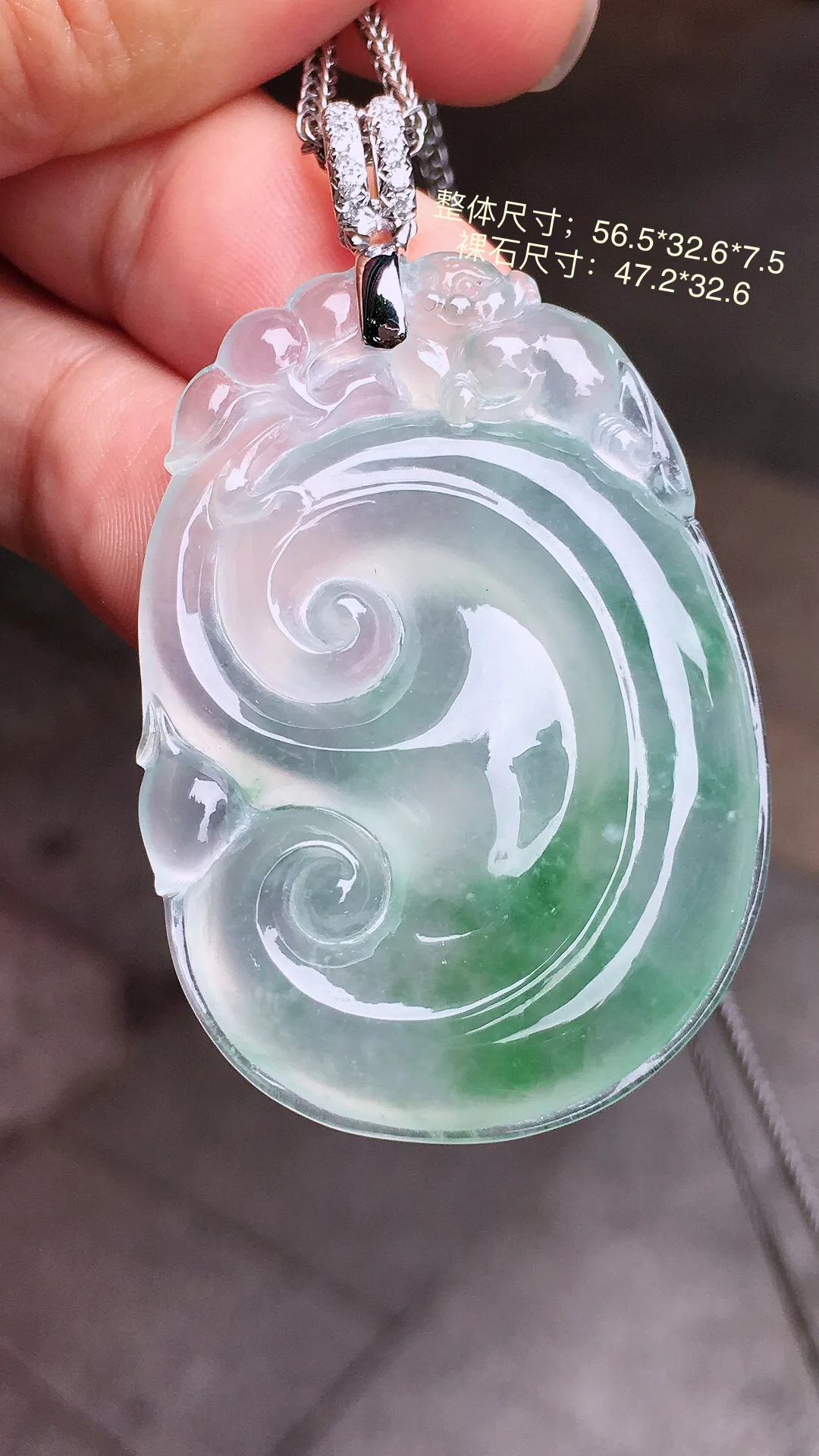 冰飘绿如意吊坠，色泽艳丽，玉质细腻，荧光感超
强，饱满水润，气质满满。18k
金豪华镶嵌