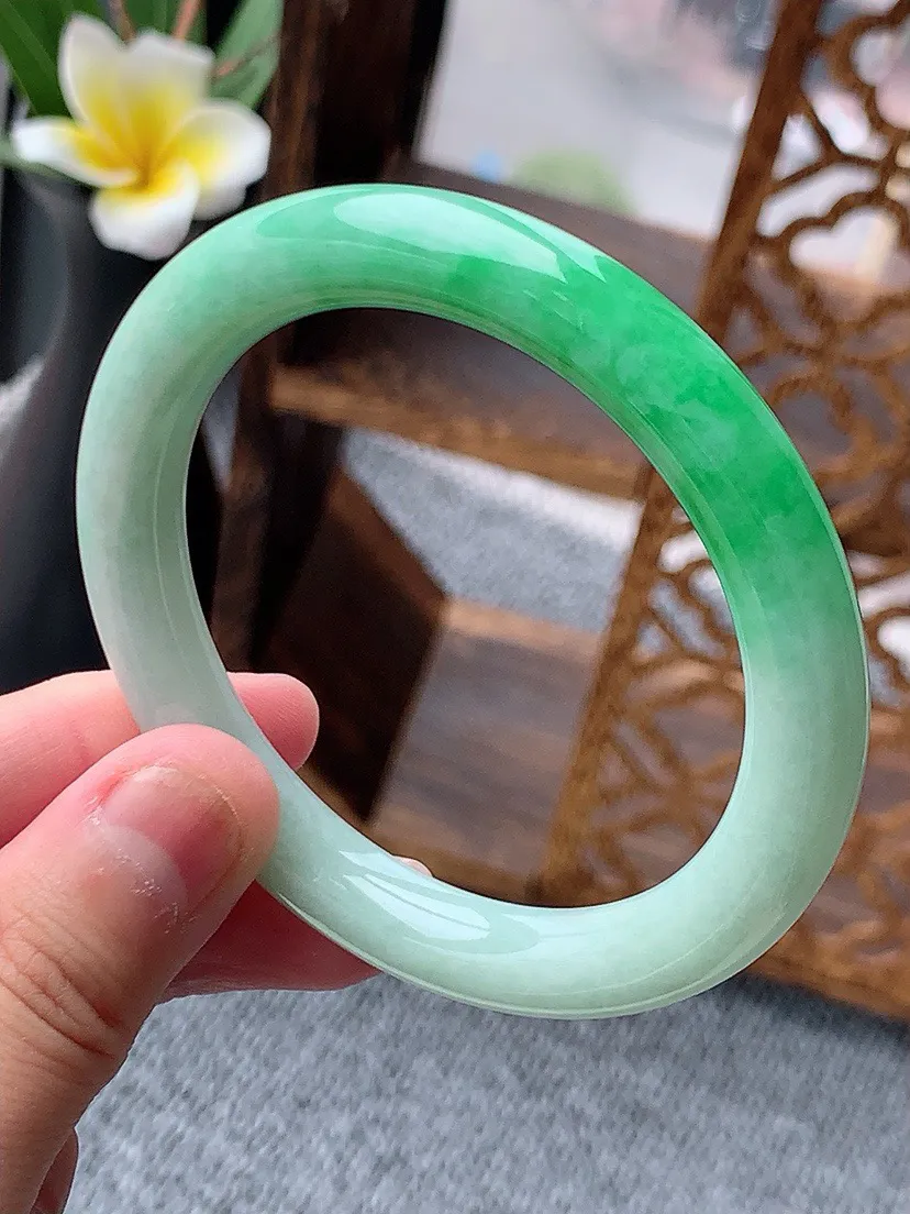 a货翡翠老坑飘绿圆条手镯54-55圈口 尺寸54×8.7mm 重量41.76g 0531