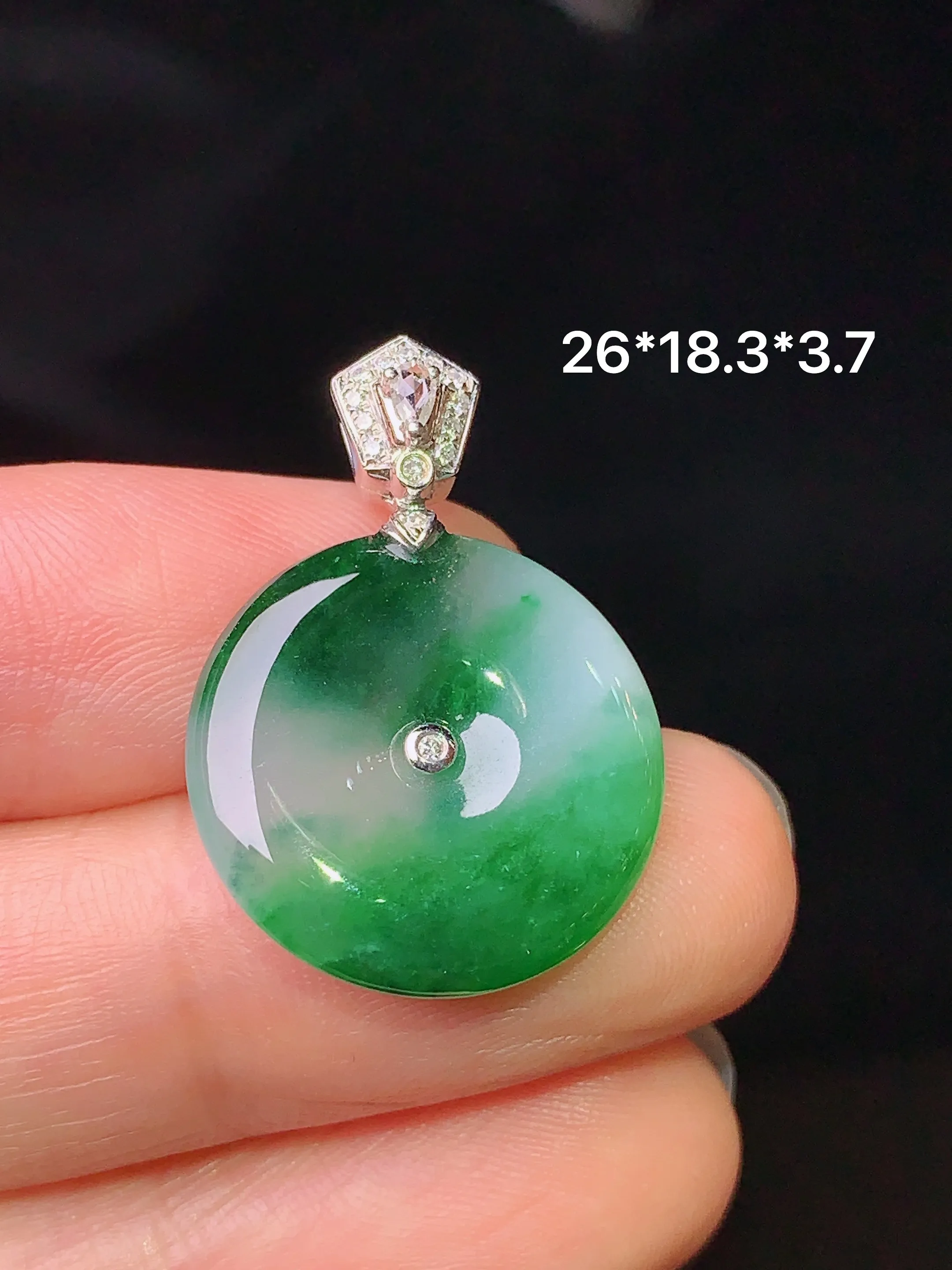 18k金钻镶嵌飘绿平安扣吊坠 玉质细腻 色泽艳丽  整体尺寸26*18.3*3.7