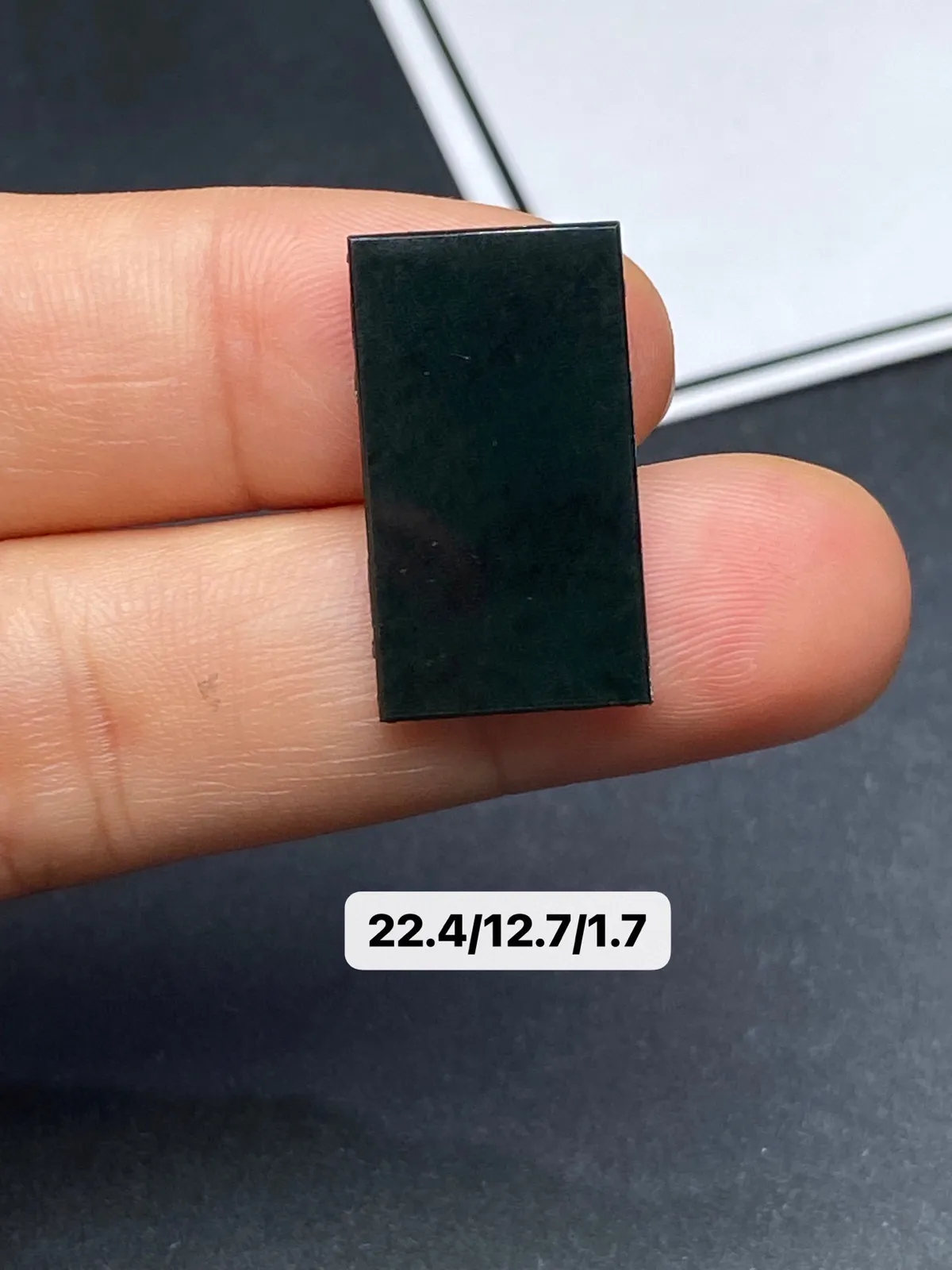 【墨翠裸石】
黑度好 灯打通透  品相饱满大气 尺寸22.4