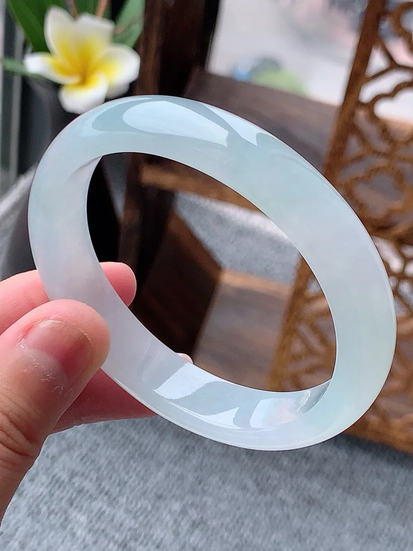 a货翡翠老坑冰种白月光贵妃手镯55-56圈口 尺寸55×48×12.2×6.8mm 重量45.09g