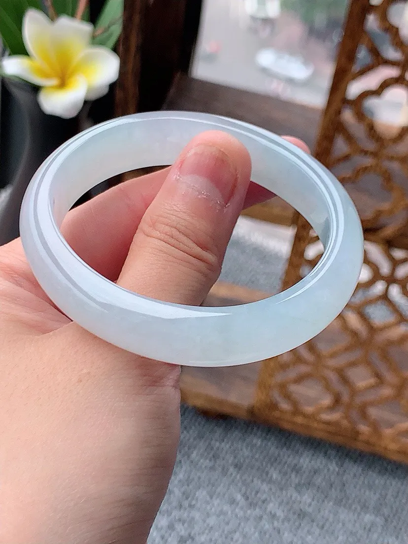 a货翡翠老坑冰种白月光贵妃手镯55-56圈口 尺寸55×48×12.2×6.8mm 重量45.09g 0531