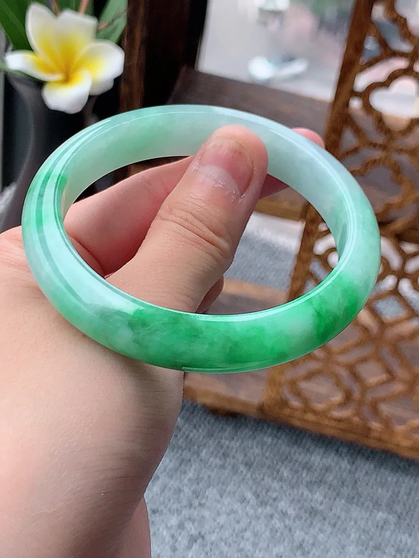 a货翡翠老坑飘绿正装正圈手镯57-58圈口  尺寸57.3×12×7.7mm 重量51.65g 0531