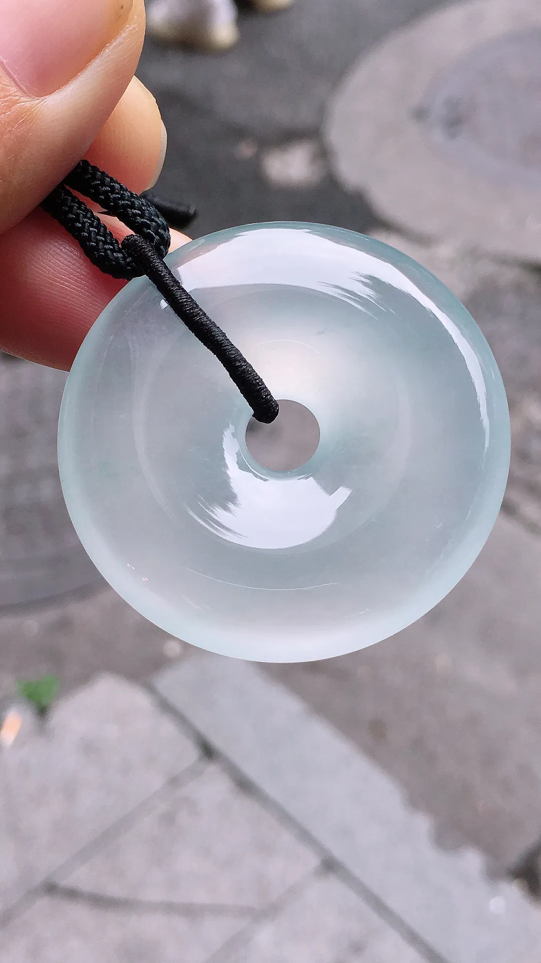 冰种平安扣吊坠，玉质细腻，荧光感超
强，饱满水润，气质满满。