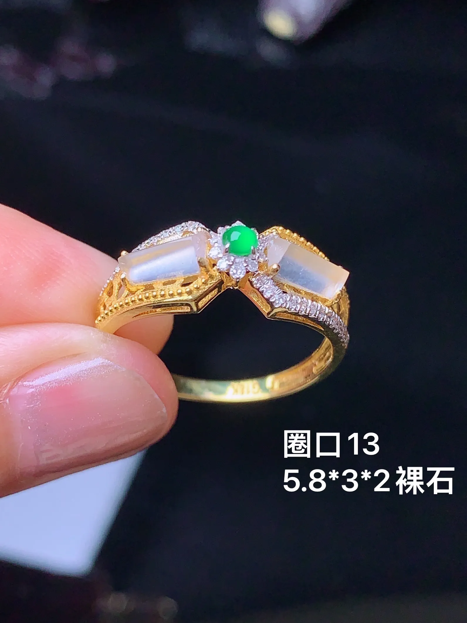 18k金钻镶嵌冰种玉柱戒指 玉质细腻 色泽艳丽  圈口13 裸石尺寸5.8*3*2