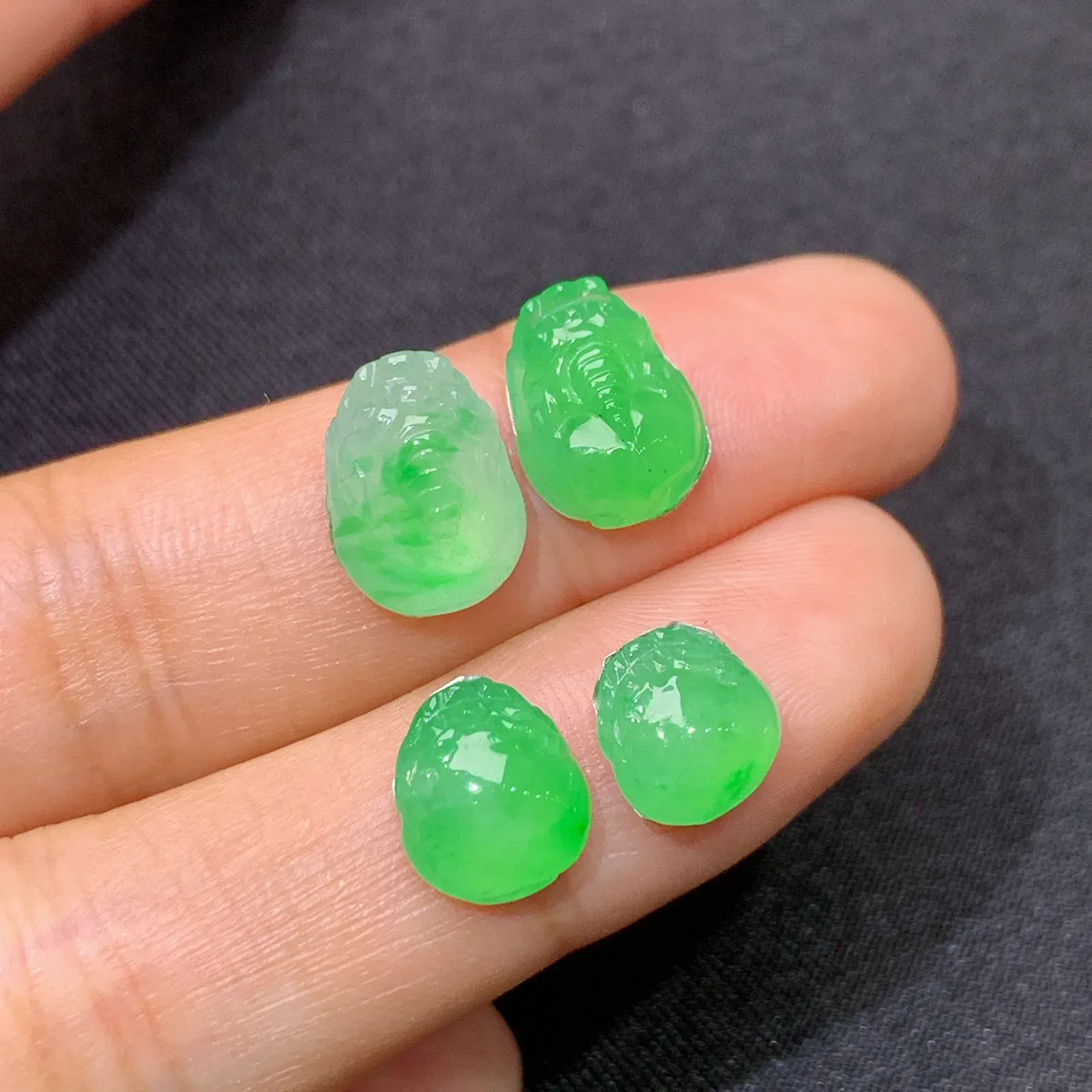 冰阳绿貔貅一手，镶嵌佳品，冰润色阳，玉质细腻，种水足 尺寸11.1*8.1*6