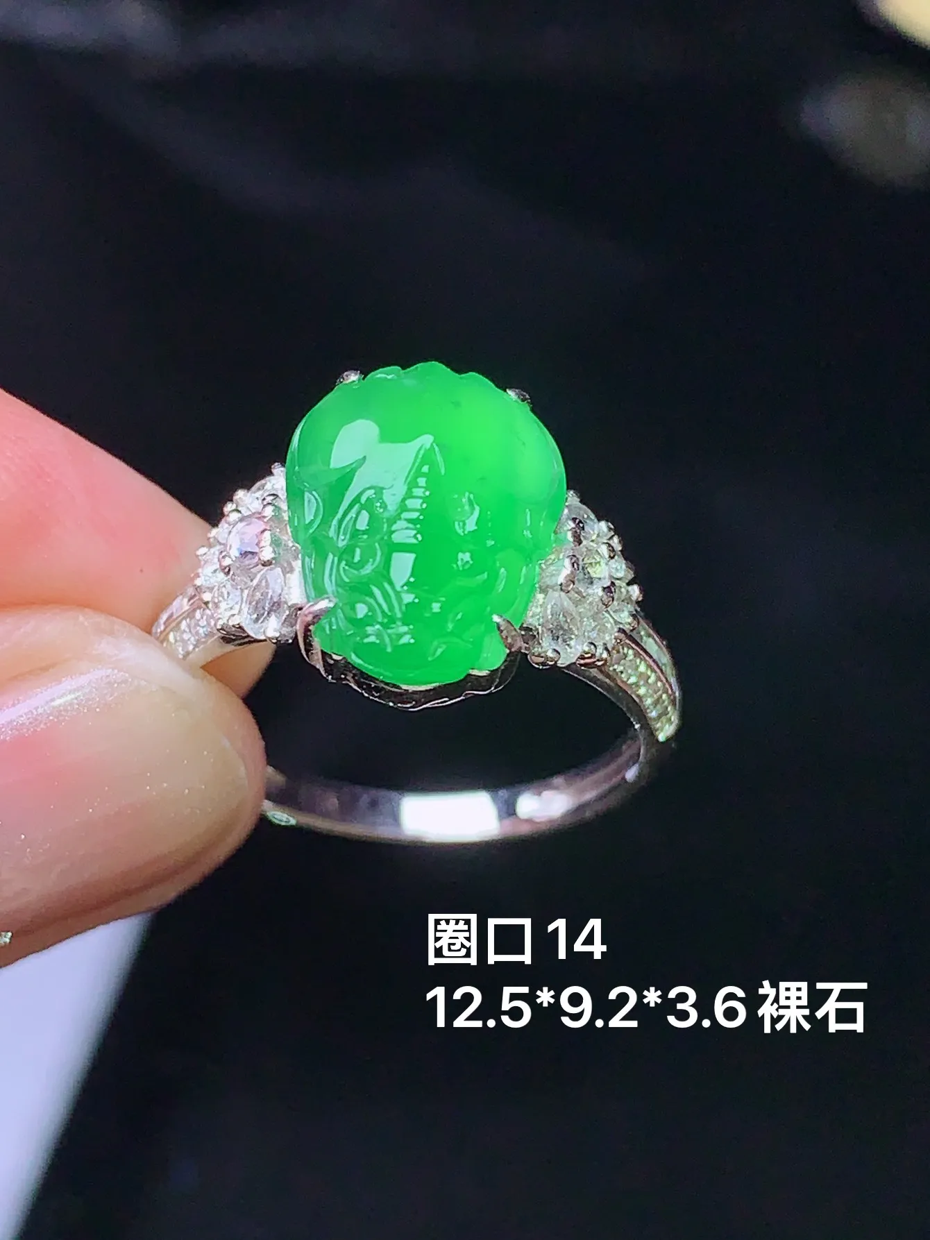 18k金钻镶嵌翠绿貔貅戒指 玉质细腻 色泽艳丽  圈口14 裸石尺寸12.5*9.2*3.6