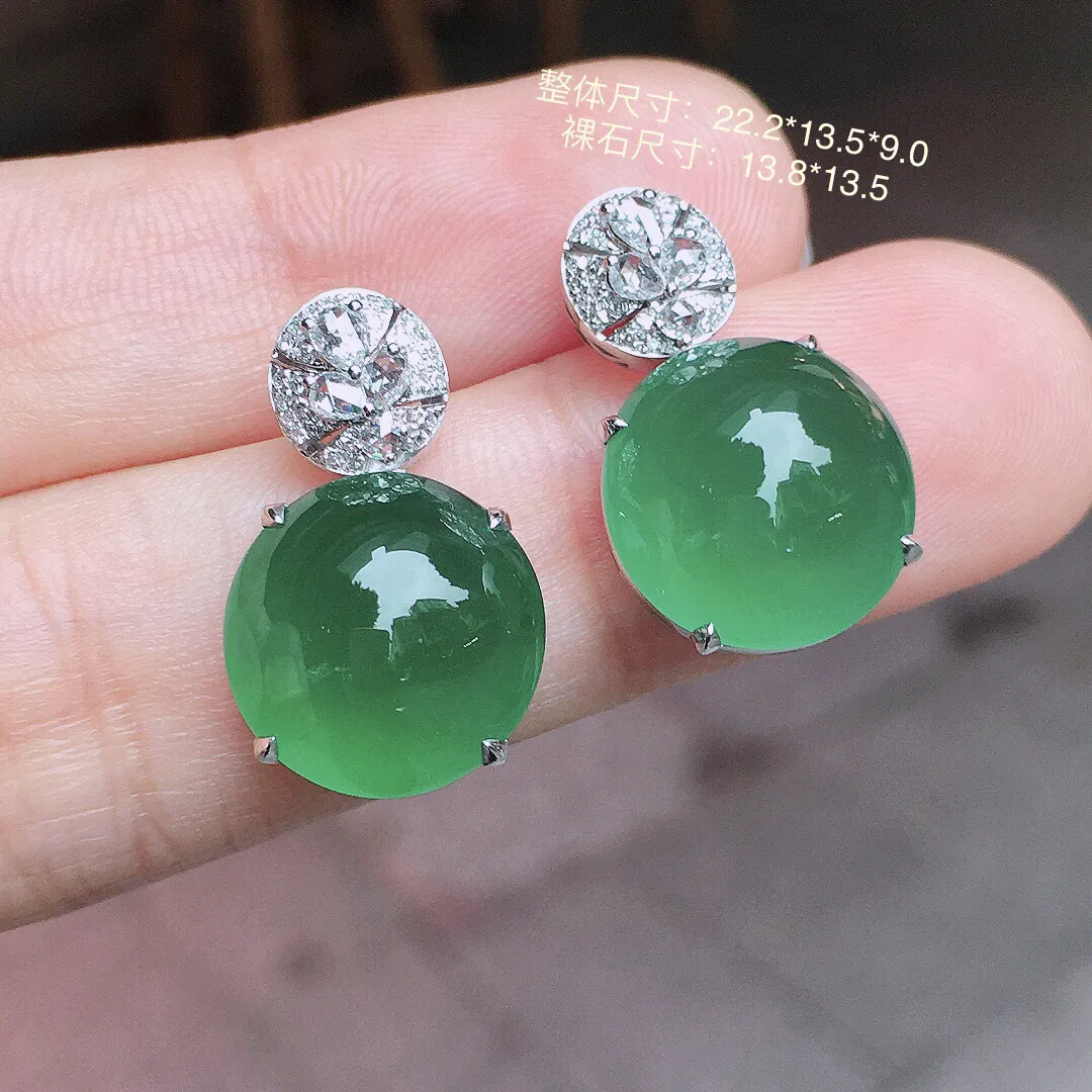 晴水蛋面耳钉，色泽均匀艳丽，玉质细腻，荧光感超
强，饱满水润，气质满满。18k
金豪华镶嵌