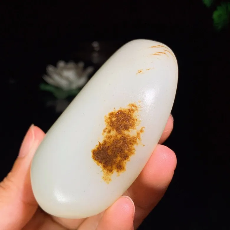 新疆山料羊脂白原石把件。尺寸77/50/26重164克。白度一级。玉质细腻油润。手推出油。品相大气。lt250529