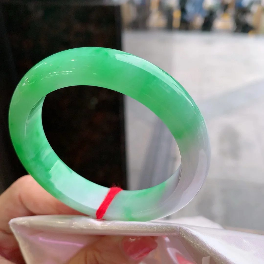 正圈一大圈阳绿 无瑕 尺寸:52.6/12.5/8.3 色阳