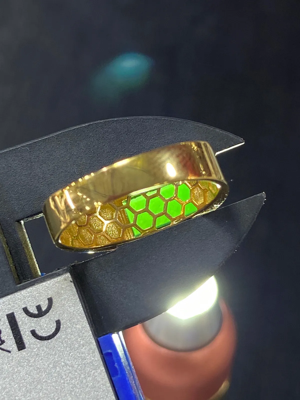 【墨翠戒指】
18k 黄金镶嵌  黑度好 灯打通透  品相饱满大气 尺寸20