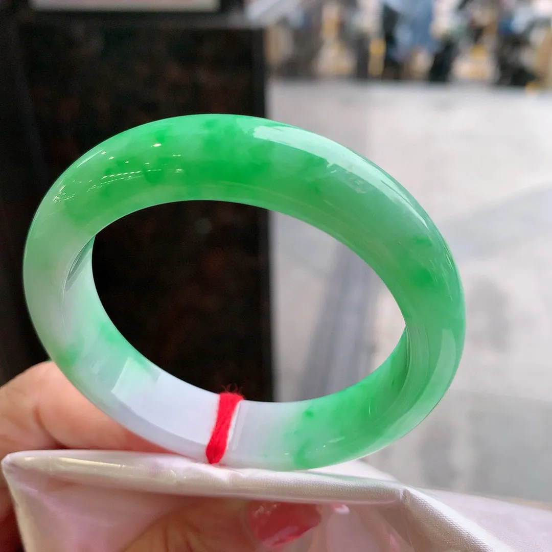 正圈一大圈阳绿 无瑕 尺寸:52.6/12.5/8.3 色阳