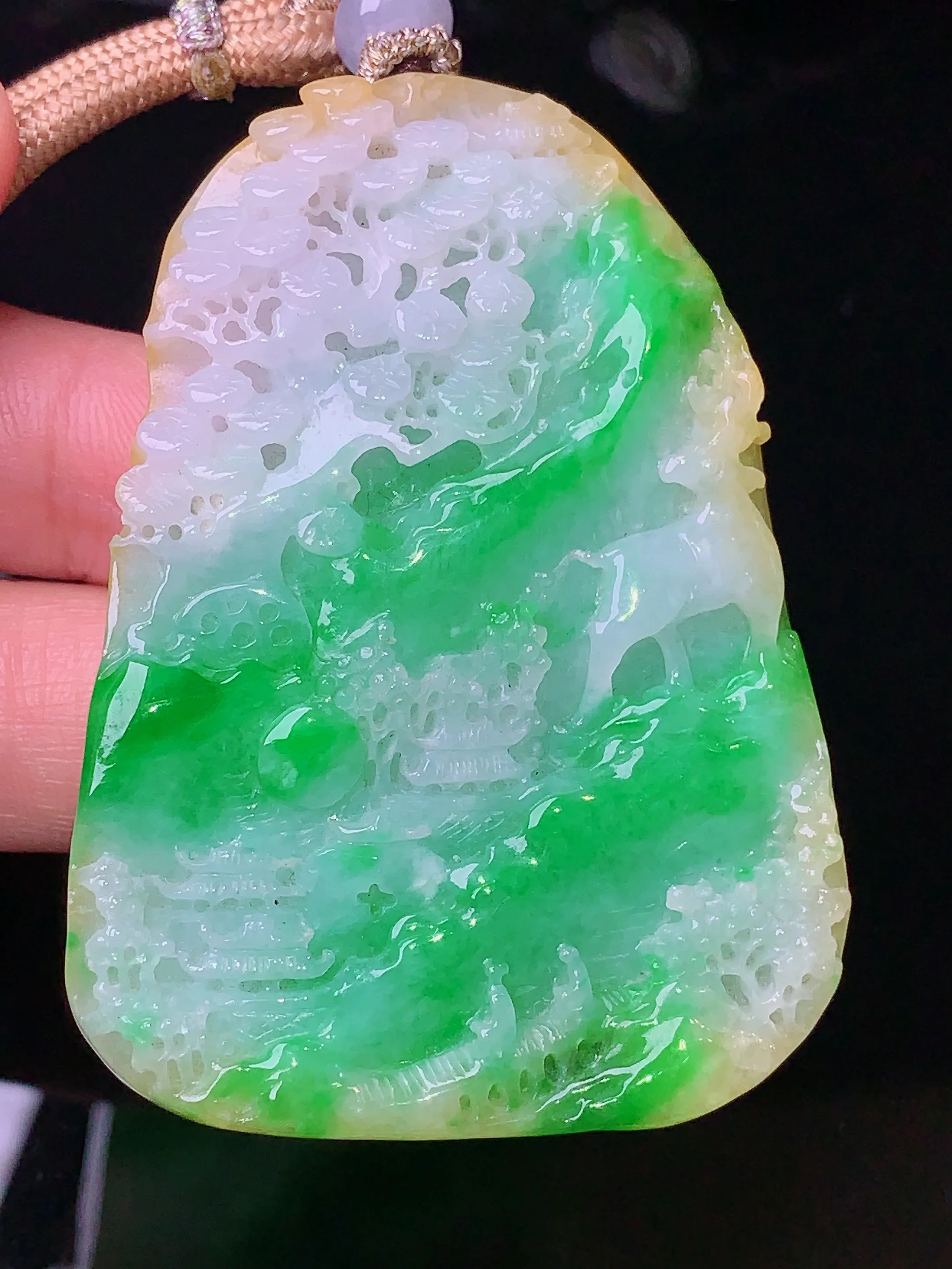 黄加绿山水牌吊坠 玉质细腻 色泽艳丽  整体尺寸58*40.8*8.2