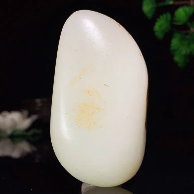 新疆山料羊脂白原石把件。尺寸77/50/26重164克。白度一级。玉质细腻油润。手推出油。品相大气。lt250529