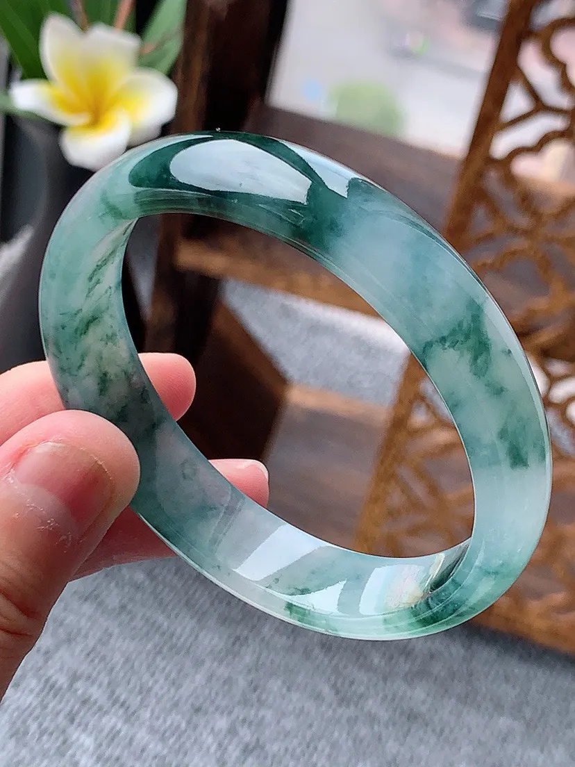 a货翡翠老坑冰种飘花贵妃手镯55-56圈口  尺寸55.5×47×12.6×6.5mm 重量42.90g 0531