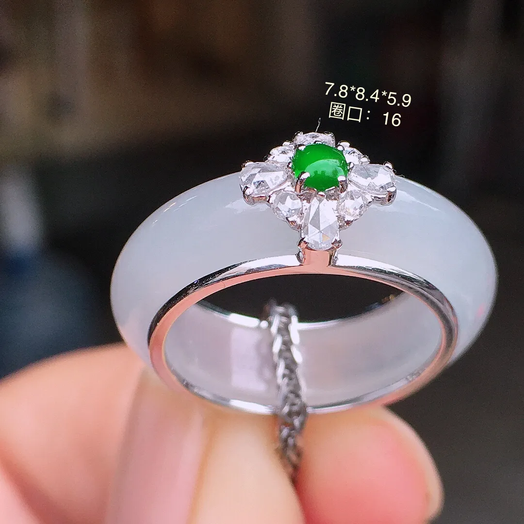 冰种指环，玉质细腻，荧光感超
强，饱满水润，气质满满。18k
金豪华镶嵌