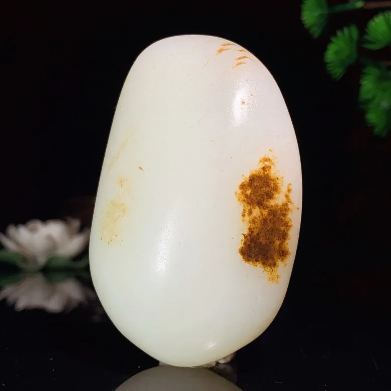 新疆山料羊脂白原石把件。尺寸77/50/26重164克。白度一级。玉质细腻油润。手推出油。品相大气。lt250529