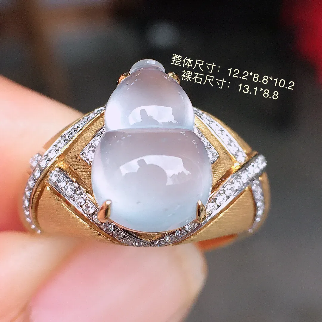冰种葫芦戒指，玉质细腻，荧光感超
强，饱满水润，气质满满。18k
金豪华镶嵌