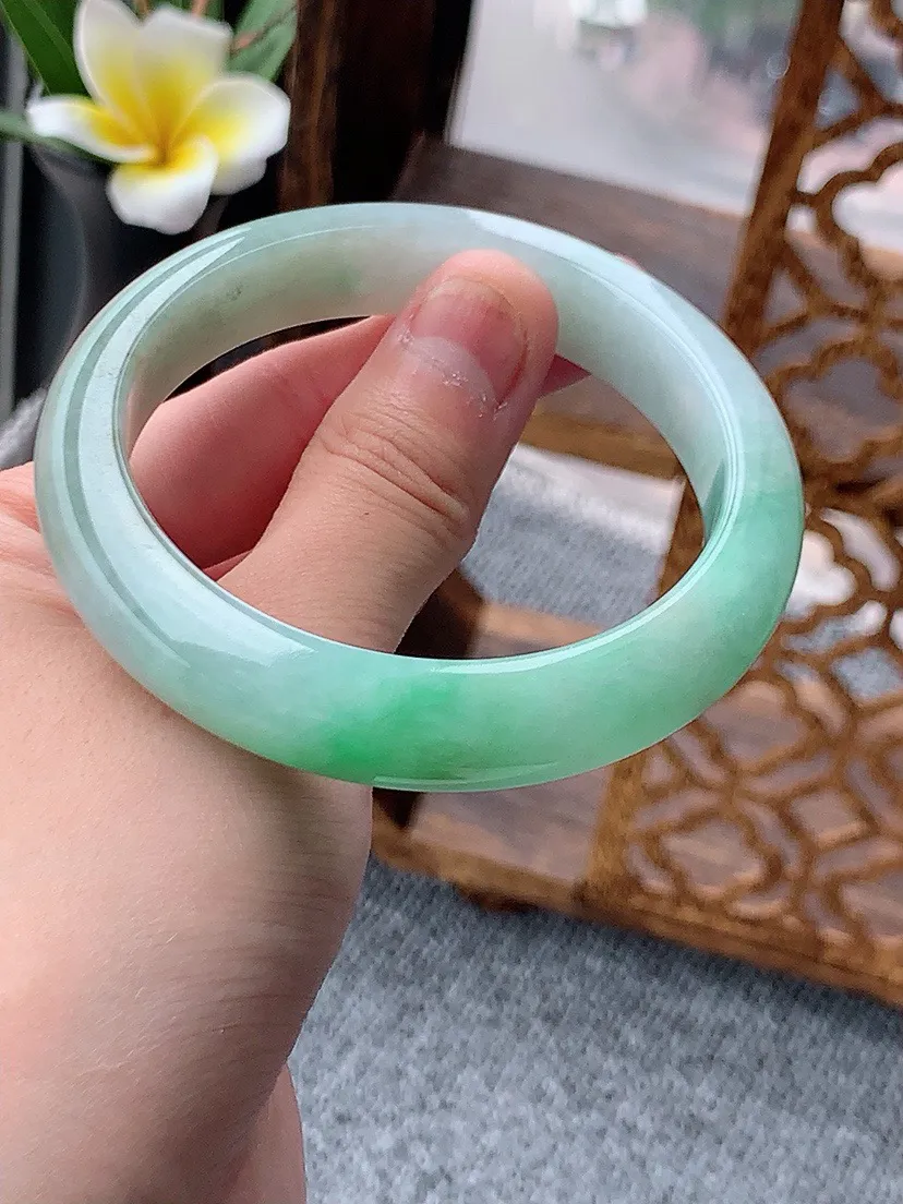 a货翡翠老坑飘绿正装正圈手镯56-57圈口  尺寸56.5×12.3×8.2mm 重量58.53g 0531