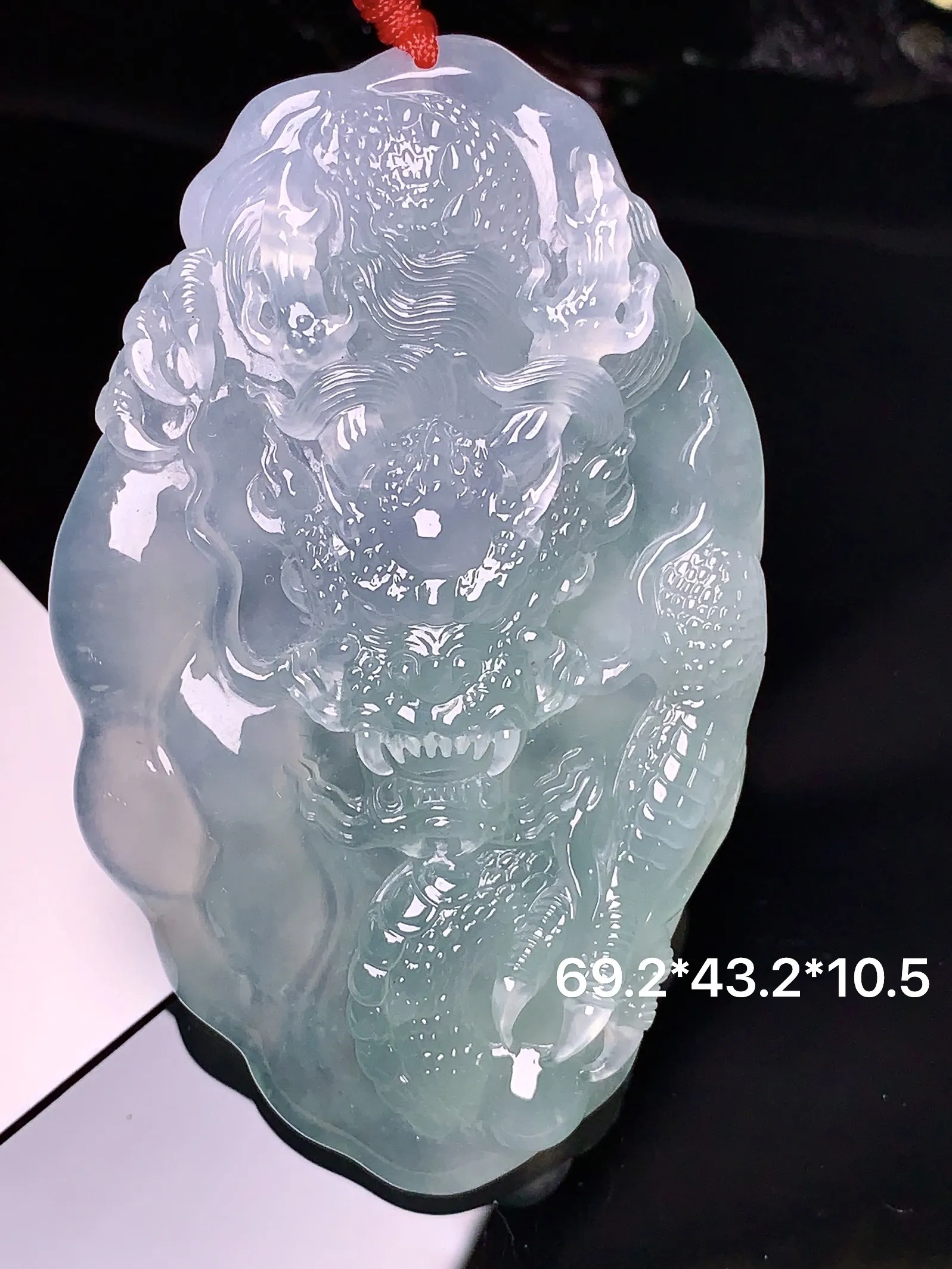 冰种飘绿龙吊坠 玉质细腻 色泽艳丽  整体尺寸69.2*43.2*10.5
