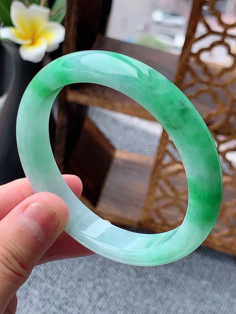a货翡翠老坑飘绿正装正圈手镯57-58圈口  尺寸57.3×12×7.7mm 重量51.65g 05
