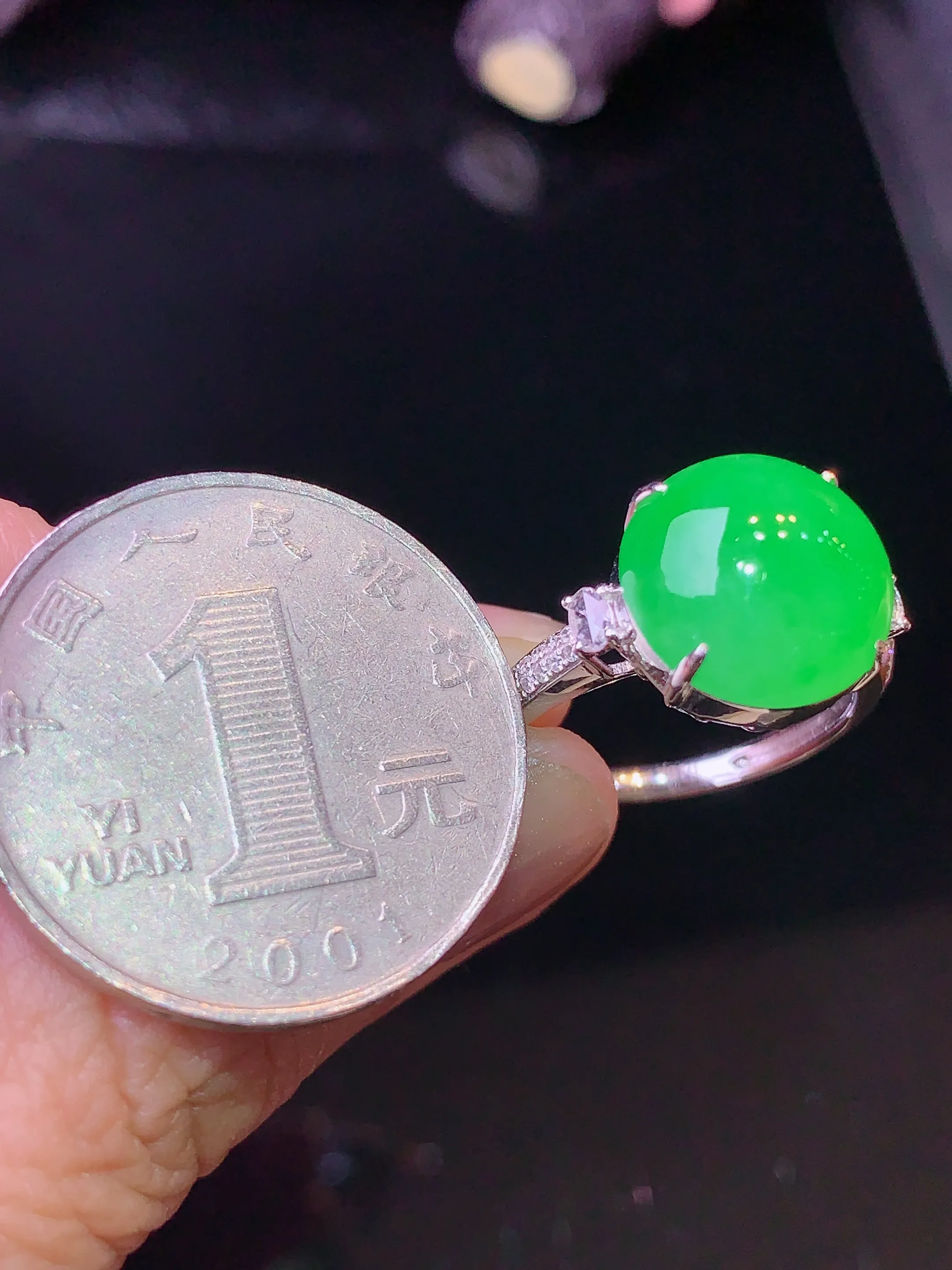 18k金钻镶嵌翠绿蛋面戒指 玉质细腻 色泽艳丽  圈口13.5 裸石尺寸12.1*5.2