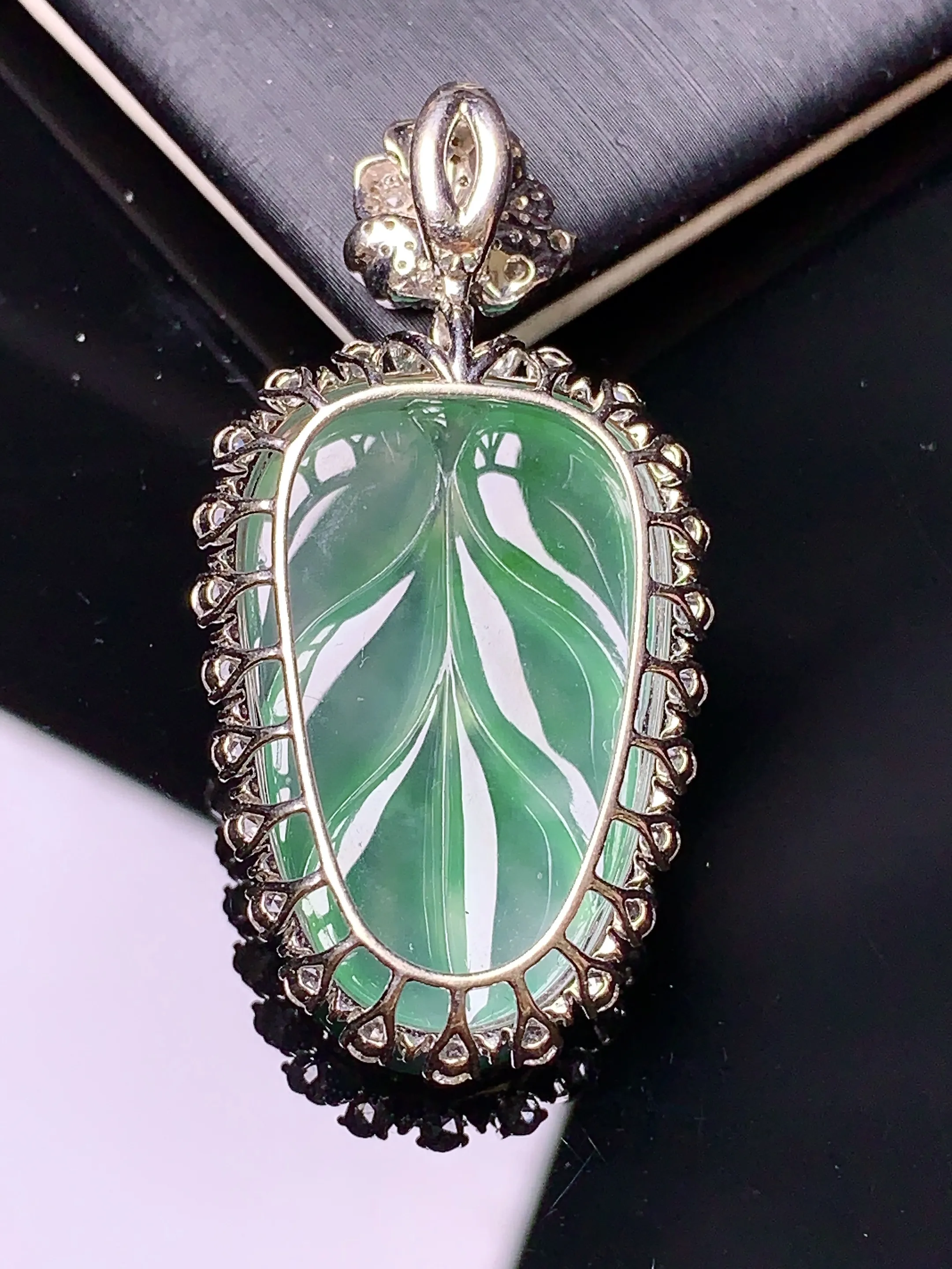 18k金钻镶嵌冰种树叶吊坠 玉质细腻 色泽艳丽  整体尺寸43.4*21.6*9.2